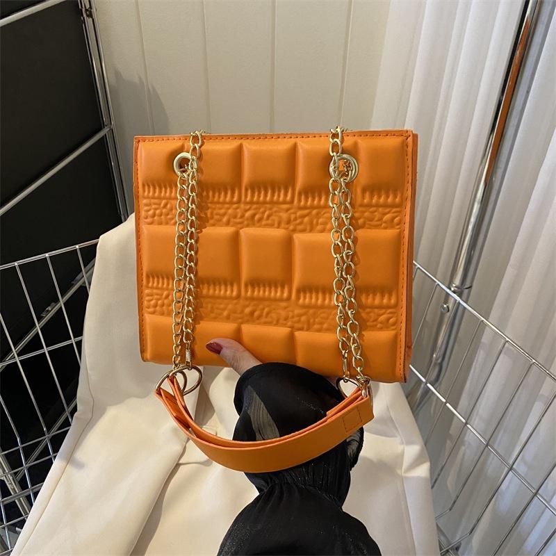 Fashionable Women's Chain Shoulder Bag 2023 Summer New Arrival Chic And Elegant Small Size Characters)