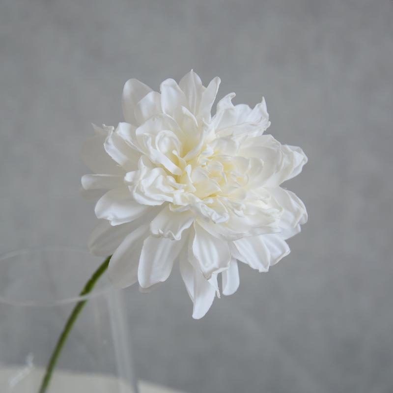 Elegante künstliche Dahlie: Minimalistische Heim- & Bar-Dekoration mit gebrannten Kanten