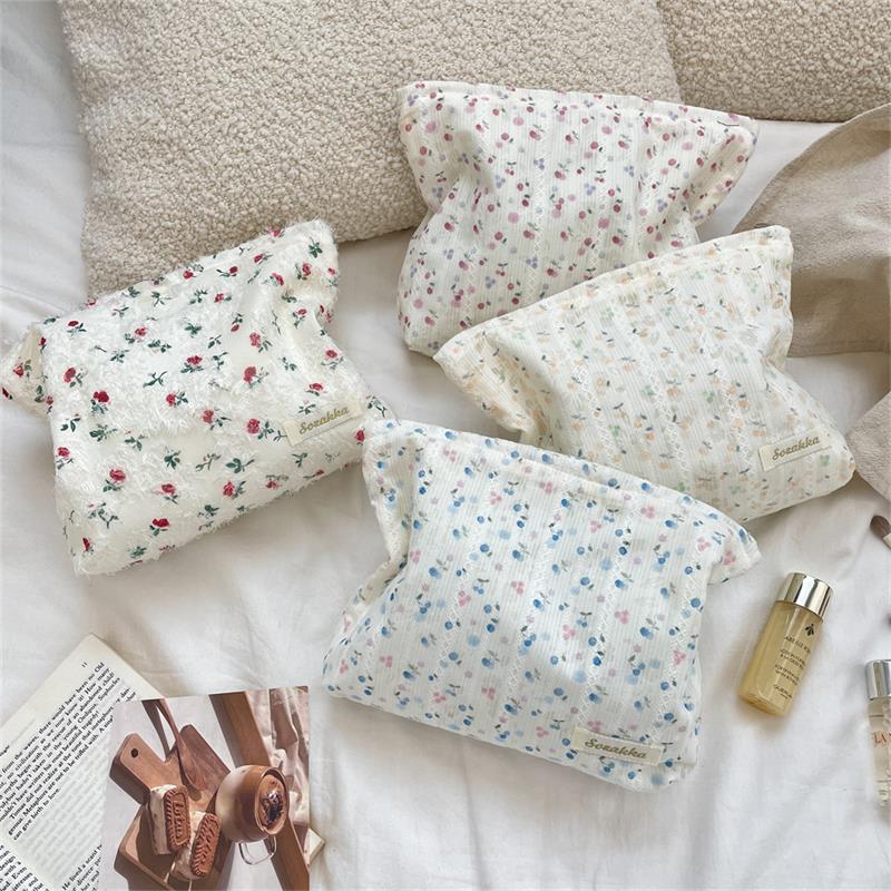 Sweet Lace Floral Women Cosmetic Bags Portable Ladies Clutch Purse Lipstick Makeup Bag Commute Female Large Capacity Storage Bag