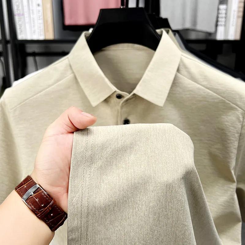 Neues Herren Business Casual Kurzarmhemd mit Abzeichen Einfarbiges Poloshirt Modisch Atmungsaktiv Bequem Vielseitiges Oberteil