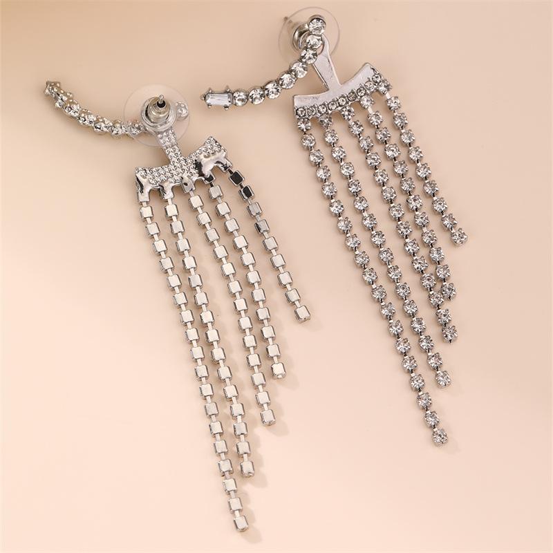 

Модные длинные женские серьги с кисточками летом серебряный