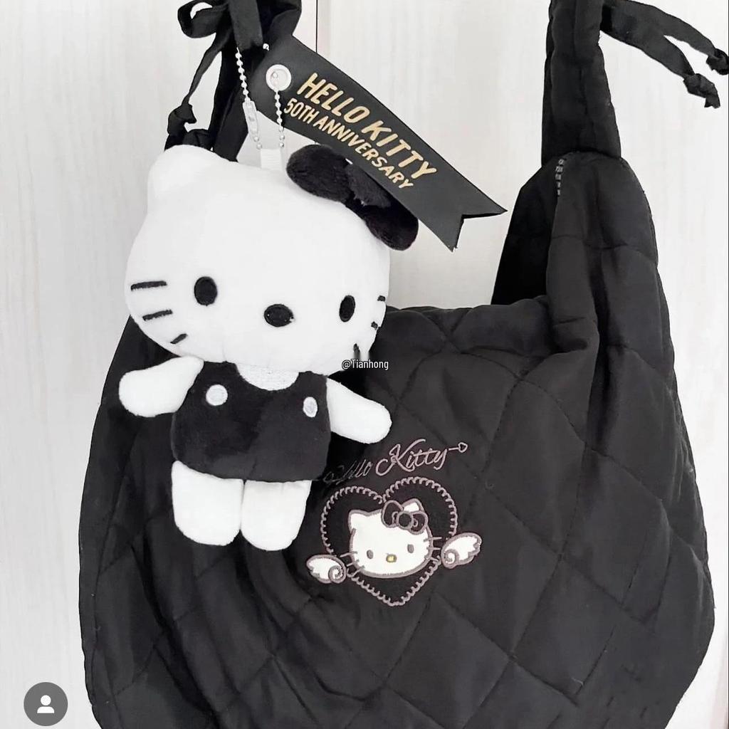 50-årsjubileum Hello Kitty Docka Hänge Nyckelring: Damryggsäck i svart läderaccessoar