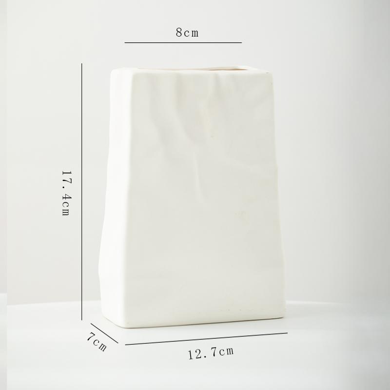 Skandynawski biały ceramiczny wazon na suszone lub świeże kompozycje kwiatowe w wystroju salonu