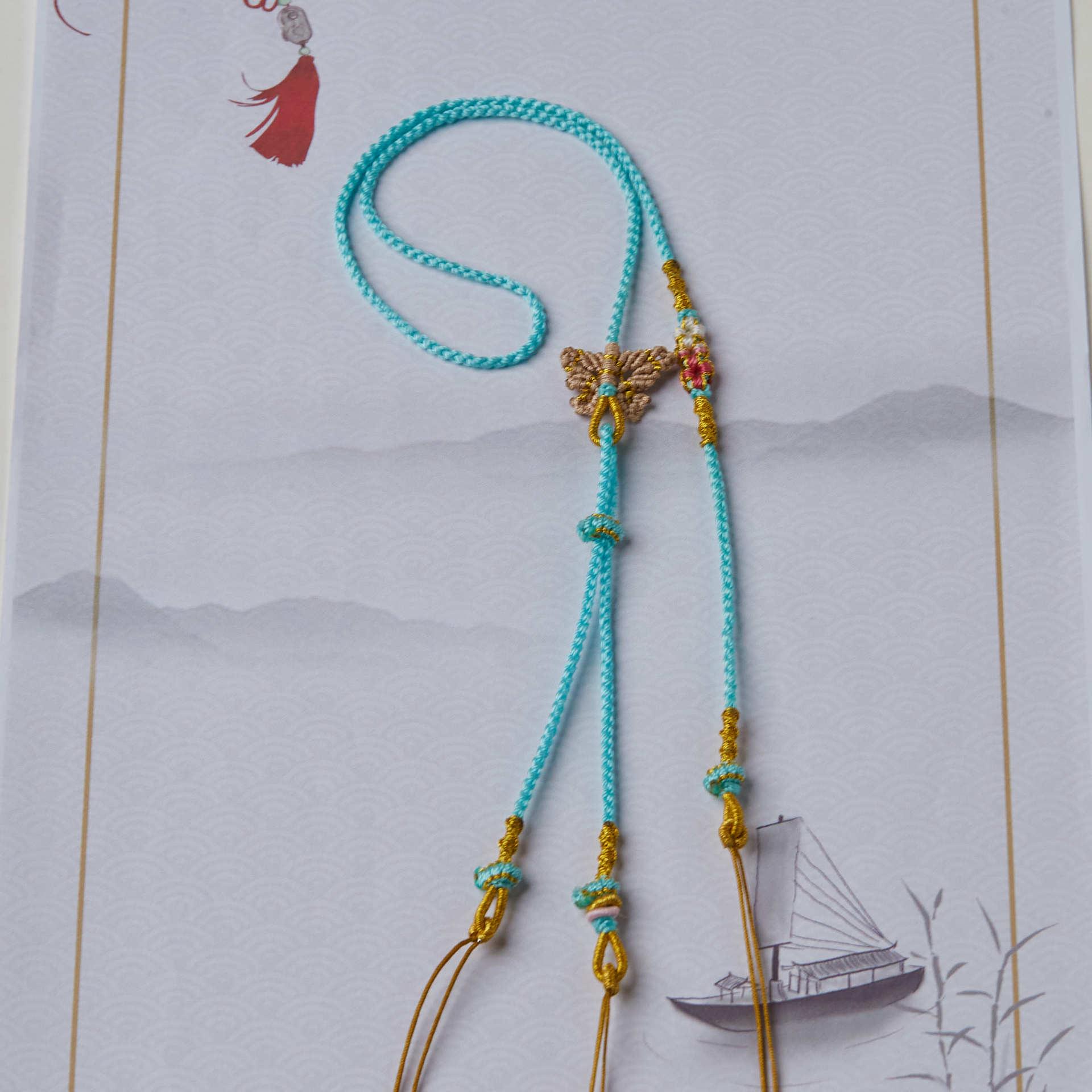 

Плетеное вручную восьмирядное ожерелье-бант «Цветущий персик» с золотым кулоном-амулетом No size