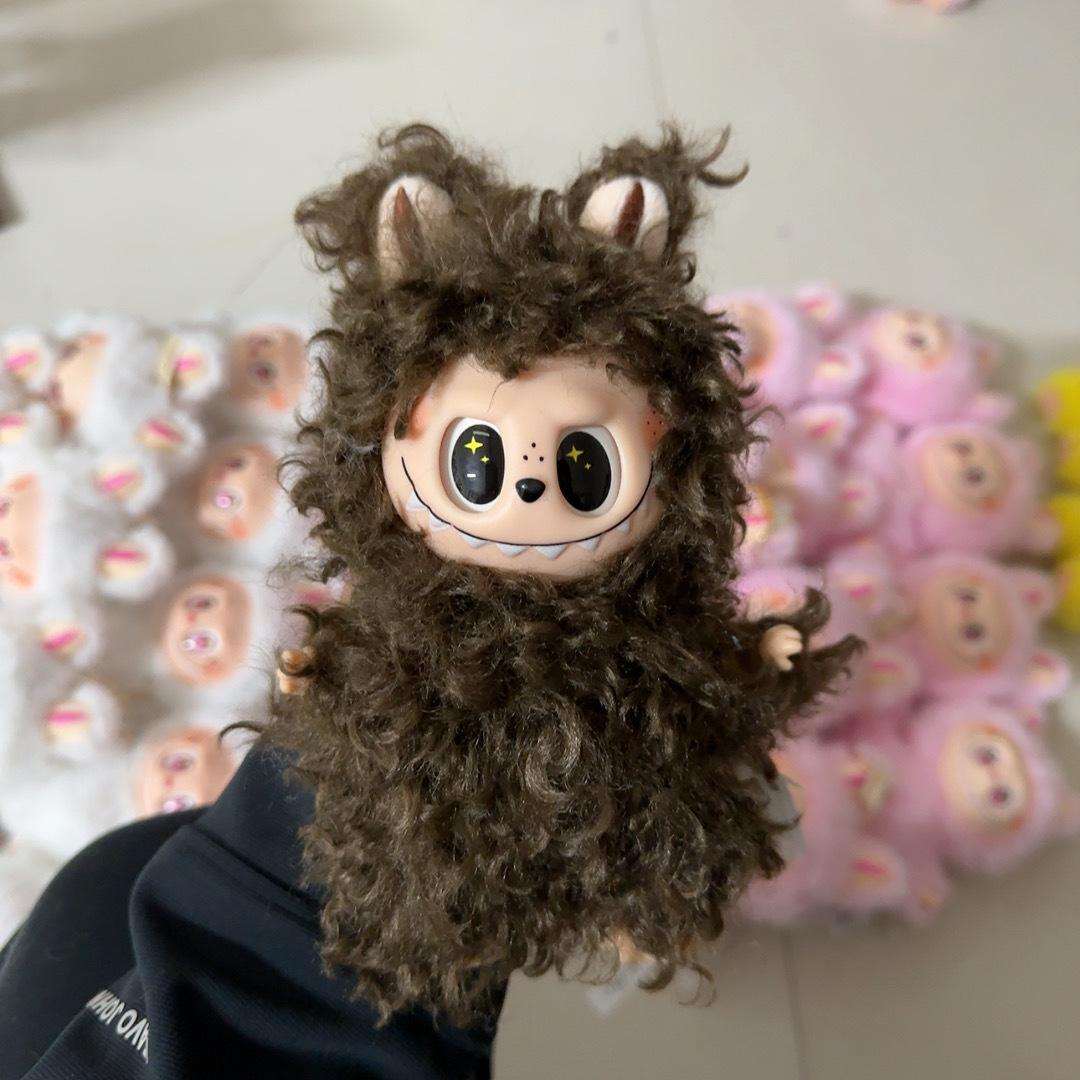 

Мультяшный кудрявый плюшевый кулон Лабубба с цветовой координацией Лабубба - Лабубба с кудрявой шерстью и глазами-звездочками, редизайн коричневый