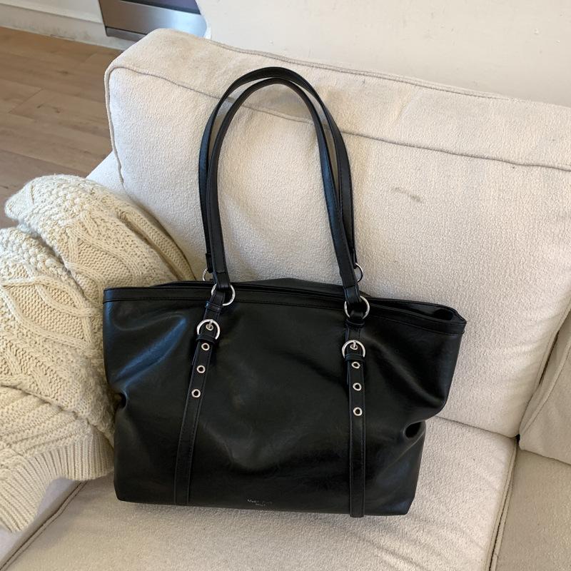 

Универсальная сумка для ежедневных поездок женская 2025 новая нишевая сумка на плечо класса люкс с большой вместимостью чёрный