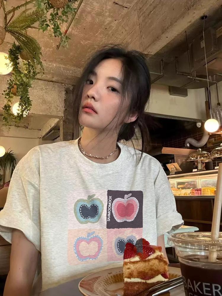 

Американский ретро стиль, женская хлопковая шикарная футболка с прямыми плечами в гонконгском стиле - новый дизайн 2025 года M белый/серый