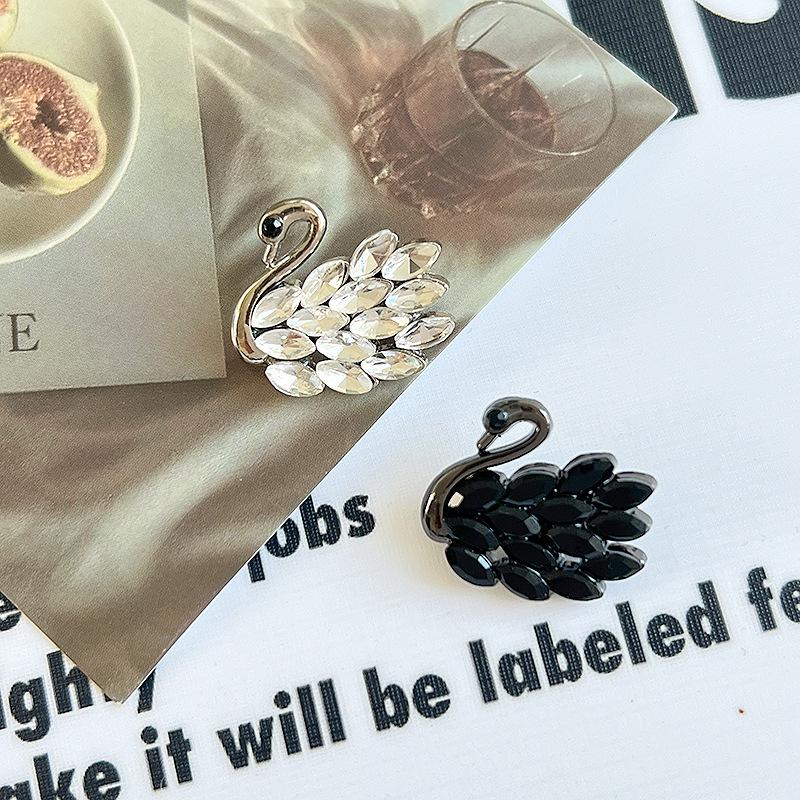 Elegant Black Swan Brooch: Exquisite Women's Pin for Suit Jackets