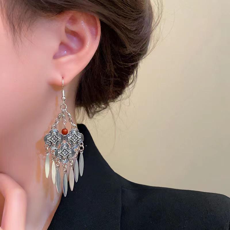 

Ethnic Tibetan Tassel Leaf Silver Earrings with Retro Charm and Exotic Flair