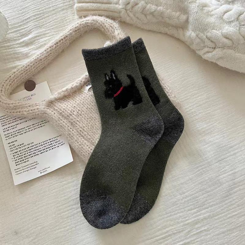 Early Autumn Plant Plush Puppy Socks for Women, Retro and Warm, School-style, Cute Mid-calf Postpartum Socks