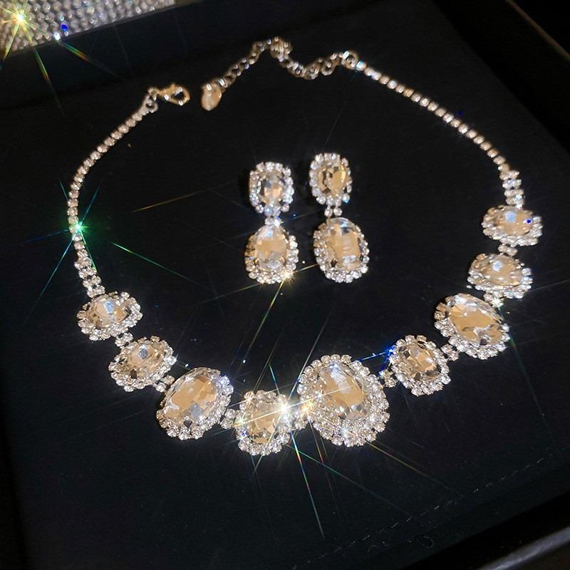 Quadratisches Ohrstecker- und Halsketten-Set mit Diamanten - ein schickes, luxuriöses und hochwertiges zweiteiliges Set mit exquisiter Eleganz