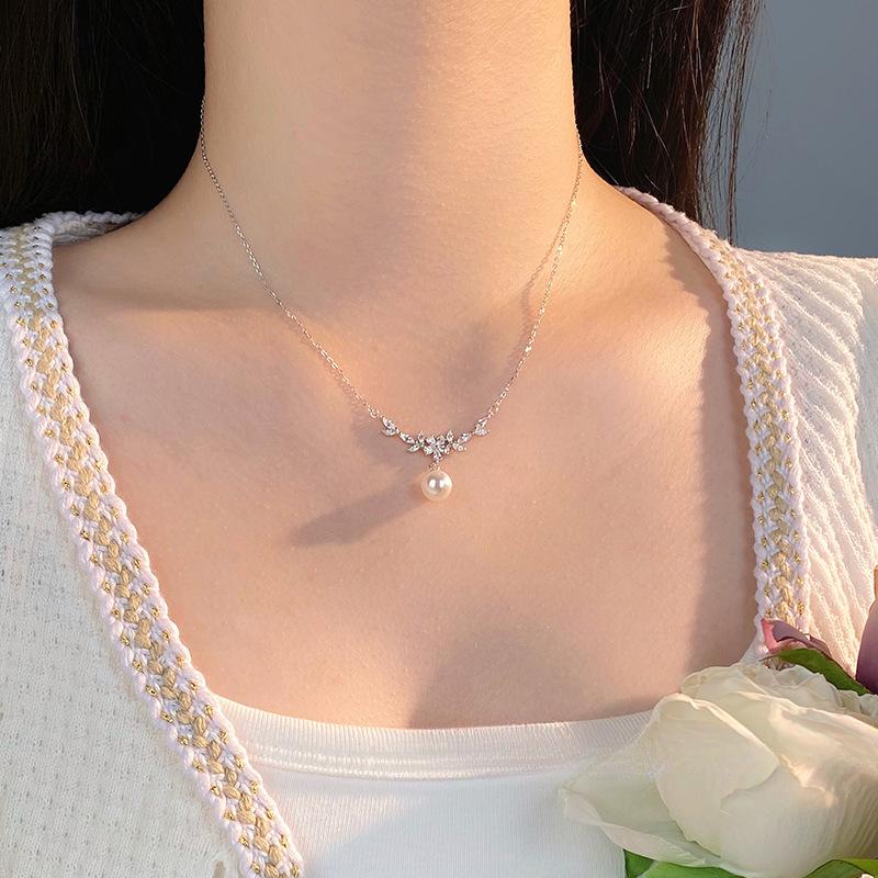 Pearl Leaf Zircon Necklace Temperament Light Luxury New Year New Clavicle Chain Women's Accessories