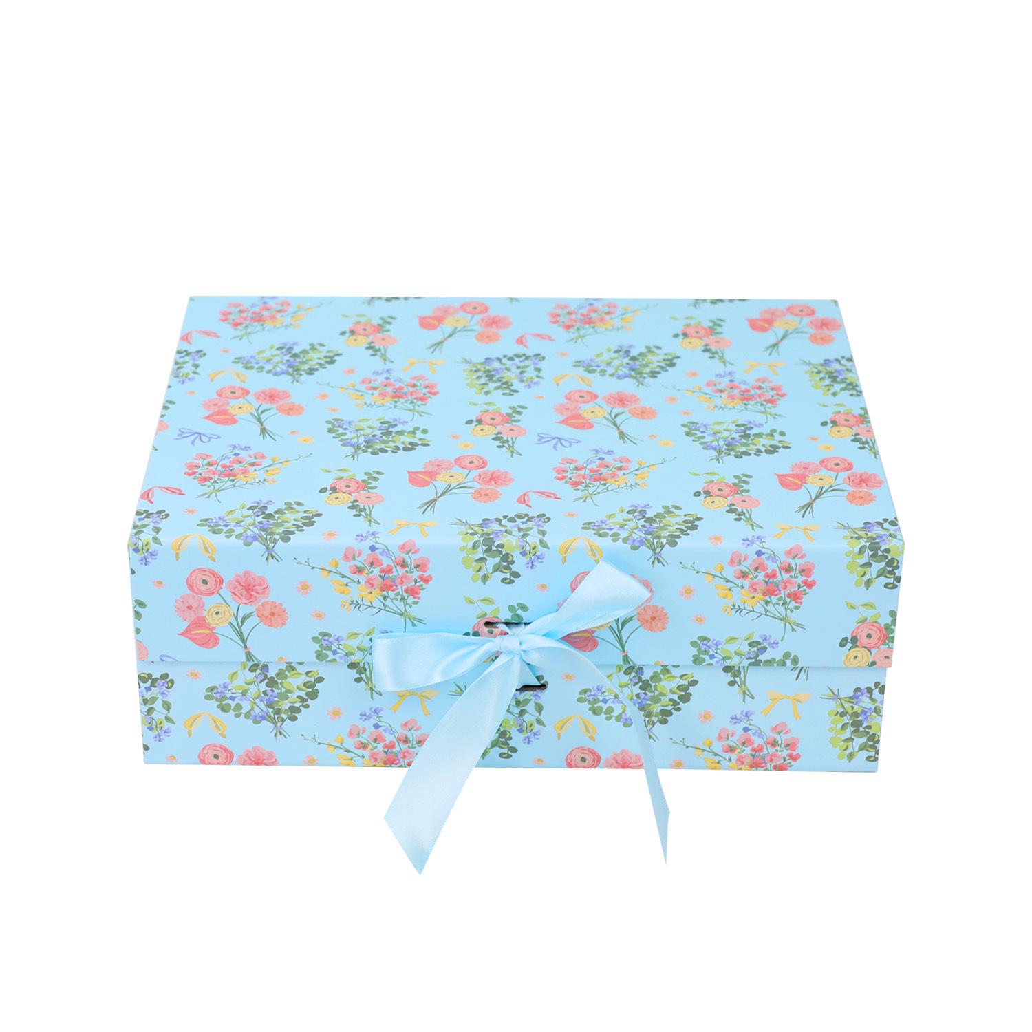 

Light Blue Floral High-End Foldable Gift Box for Clothing, Jewelry, or Birthday Presents Light Blue Floral; 20x18.2x8 cm