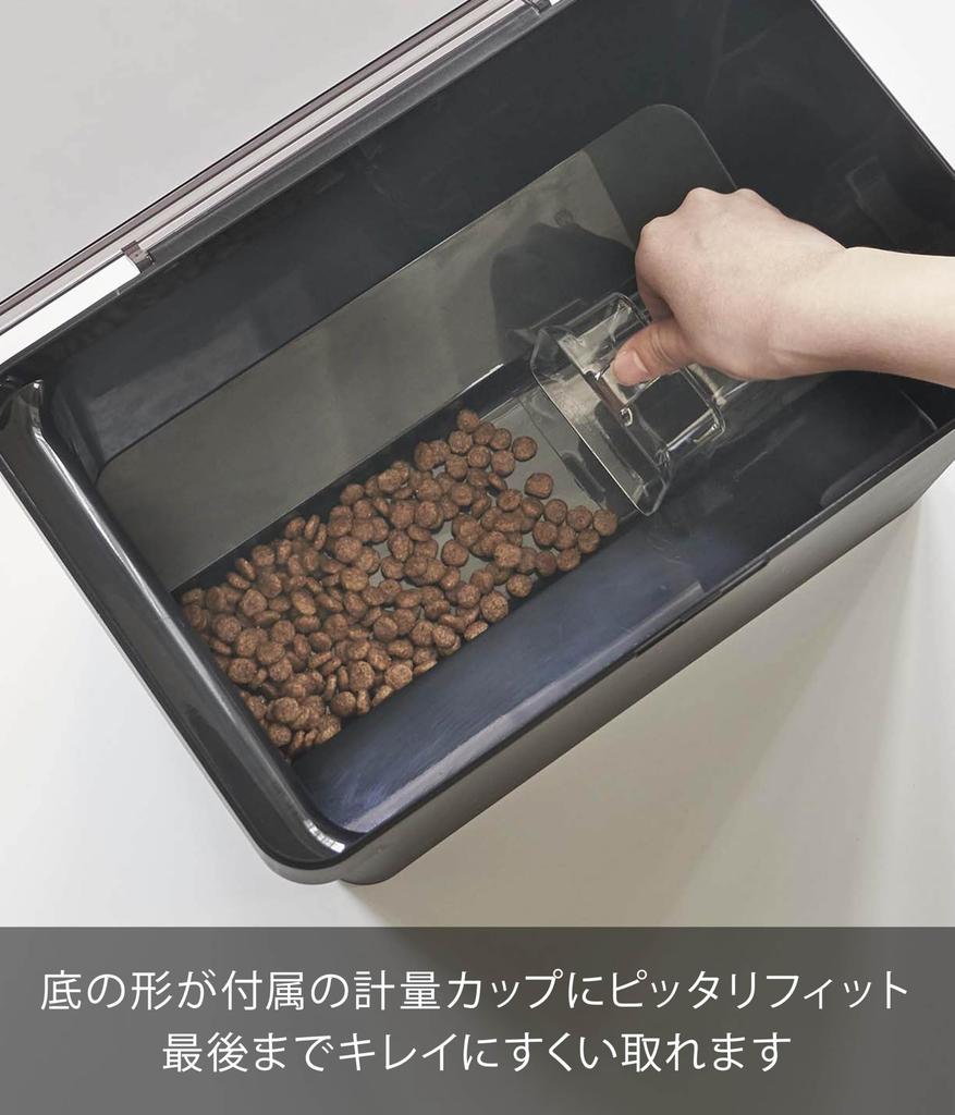 Yamazaki Jitsugyo Luftdichter Tierfuttervorratsbehälter 3,5 kg mit Messbecher Schwarz ca.. B30 x T19,7 x H19,2 cm (Bei geöffnetem Deckel ca.. H37,5 cm) Turm