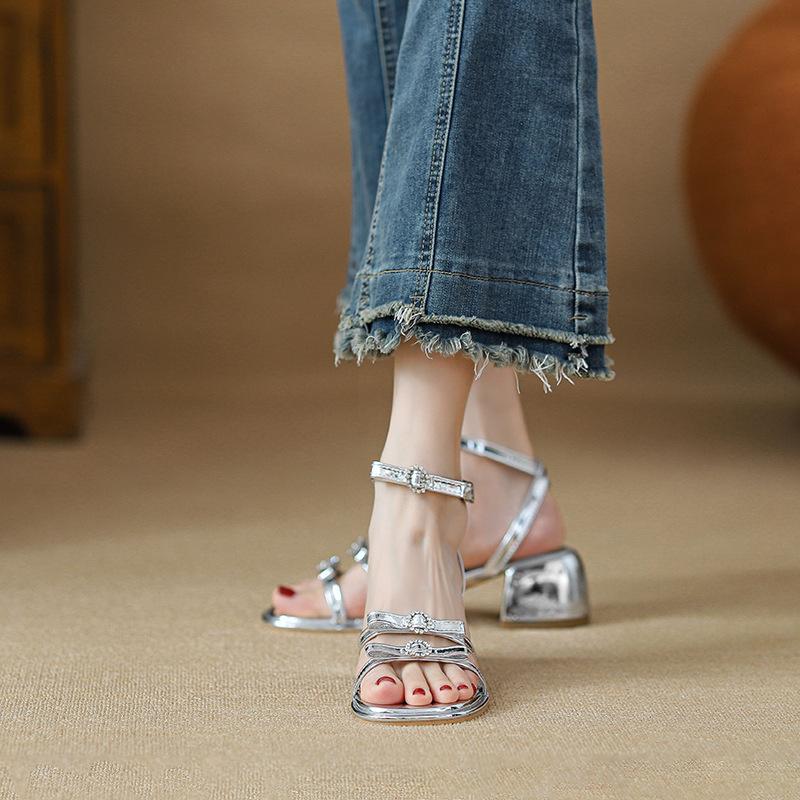 

Coarse heel open-toed sandals women s new silver rhinestone bow temperament commuting word with high heels 34 серебряный