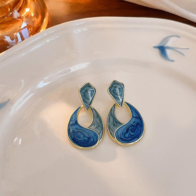 Eleganckie kolczyki z perłami: Prosty, luksusowy design na jesień/zimę 2024