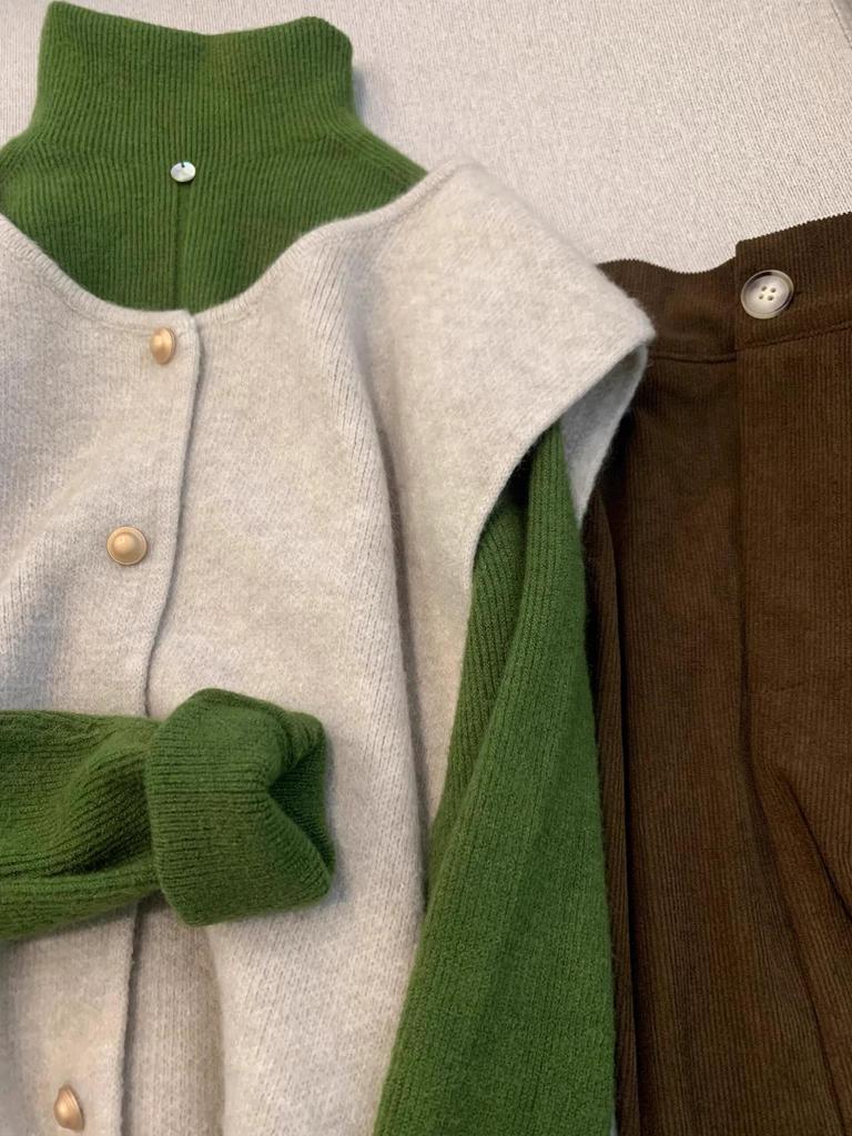 High-End Knit Vest: Women's Korean Style Sleeveless Top with Metal Buttons and Soft Shoulder Pads for Spring and Autumn.