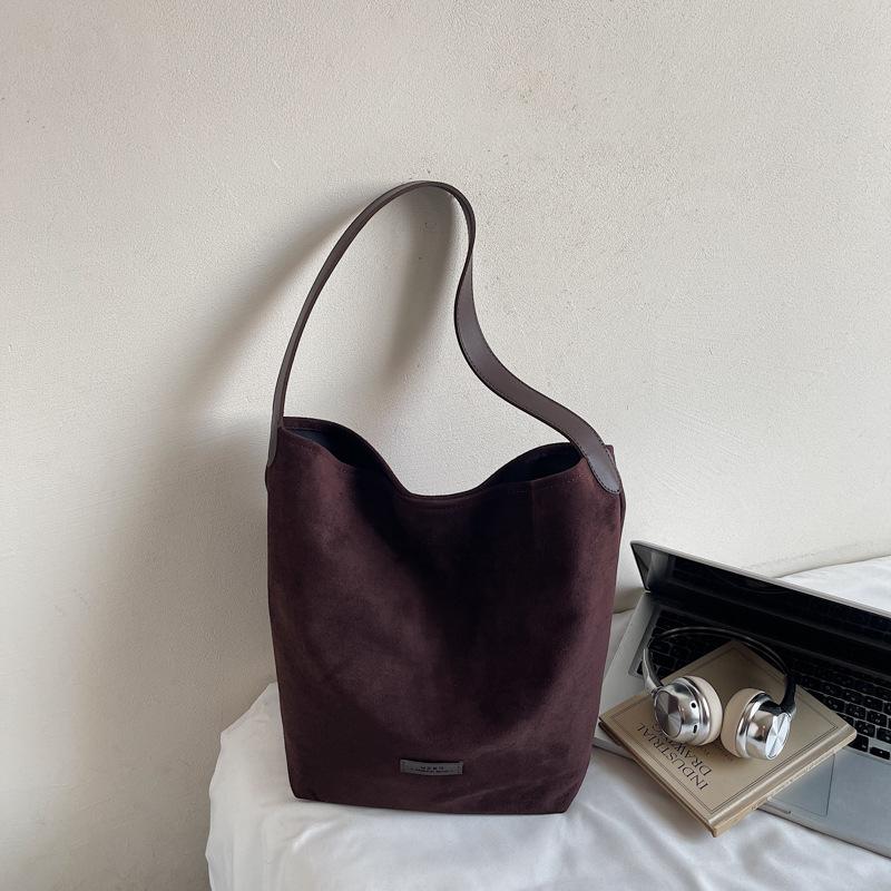 

Корейская версия нишевая 2025 осень новая ленивый стиль ретро замшевая на плечо сумка-ведро женская сумка сумка подмышку сумка на плечо темно-коричневого