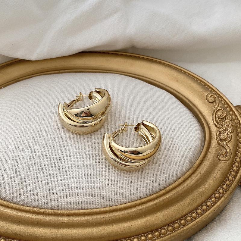 

Двухслойные серьги-буквы: Легкая роскошь, Высококлассный корейский стиль, Осенне-зимние каффы и серьги-кольца. золотой