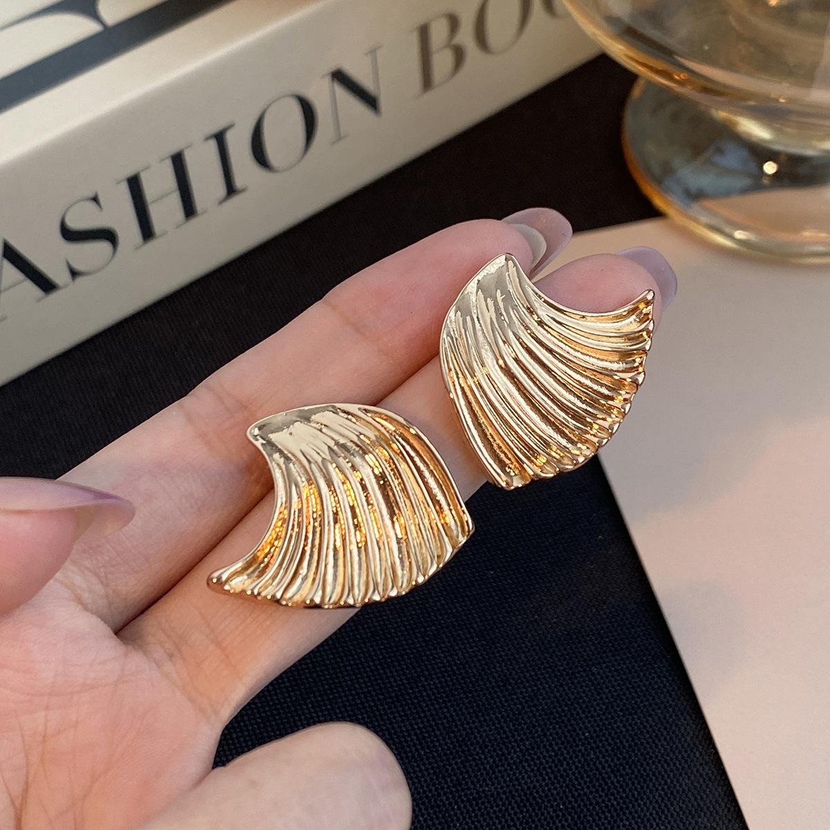 

Simple Personality Retro Gold Wave Stud Earrings Niche Design Sense Light Luxury Fashion Temperament Earrings