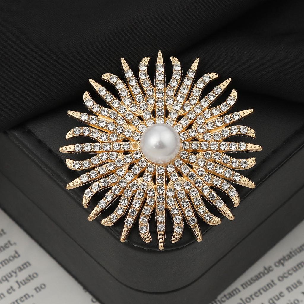 Elegant Versatile Light Luxury Corsage Brooch with Niche Design - Anti-Exposure Pin