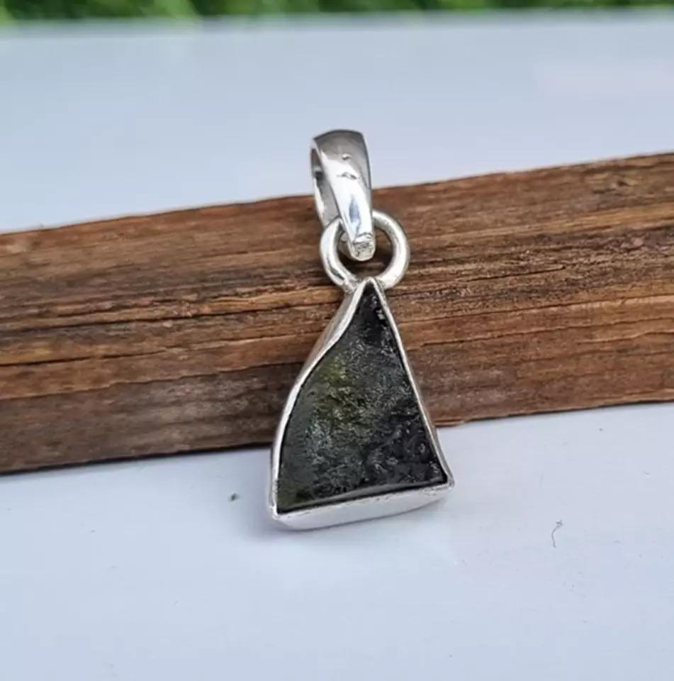 

Подвеска ручной работы из цельного серебра 925 пробы с драгоценным камнем молдавит, эффектное женское кольцо, подарок для нее. зелёный