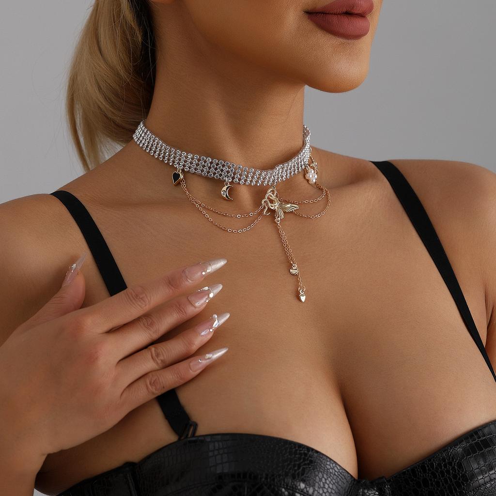 Light luxury mixed and matched sky snake butterfly pendant collarbone chain eye-catching personalized necklace