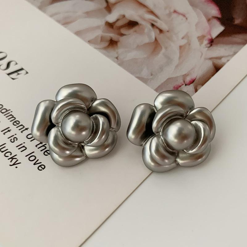 

Medieval earrings high-end niche camellia stud earrings silver needle retro design antique earrings 2025 new models