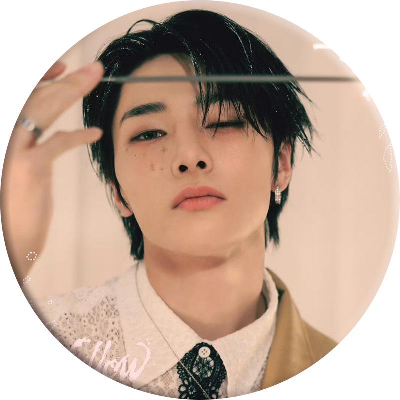 Stray Kids Hollow Japanese Album Badge Mirror Keychain Pendant. Tinplate Badge