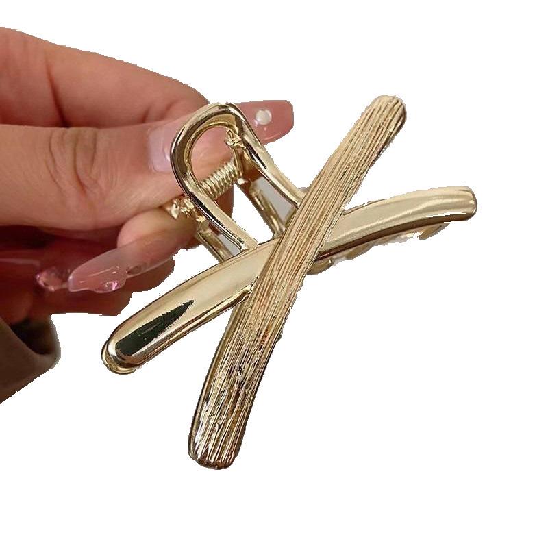 Geometric Sweet Shark Clip: Korean-Style Hair Claw with Auspicious Clouds Design for Chic Updos