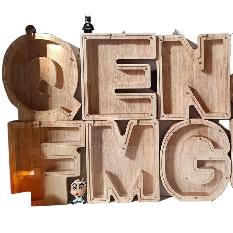 Drewniana Kreskówkowa Skarbonka z Literkami - Przezroczysty Pojemnik na Monety Ozdoba Prezent