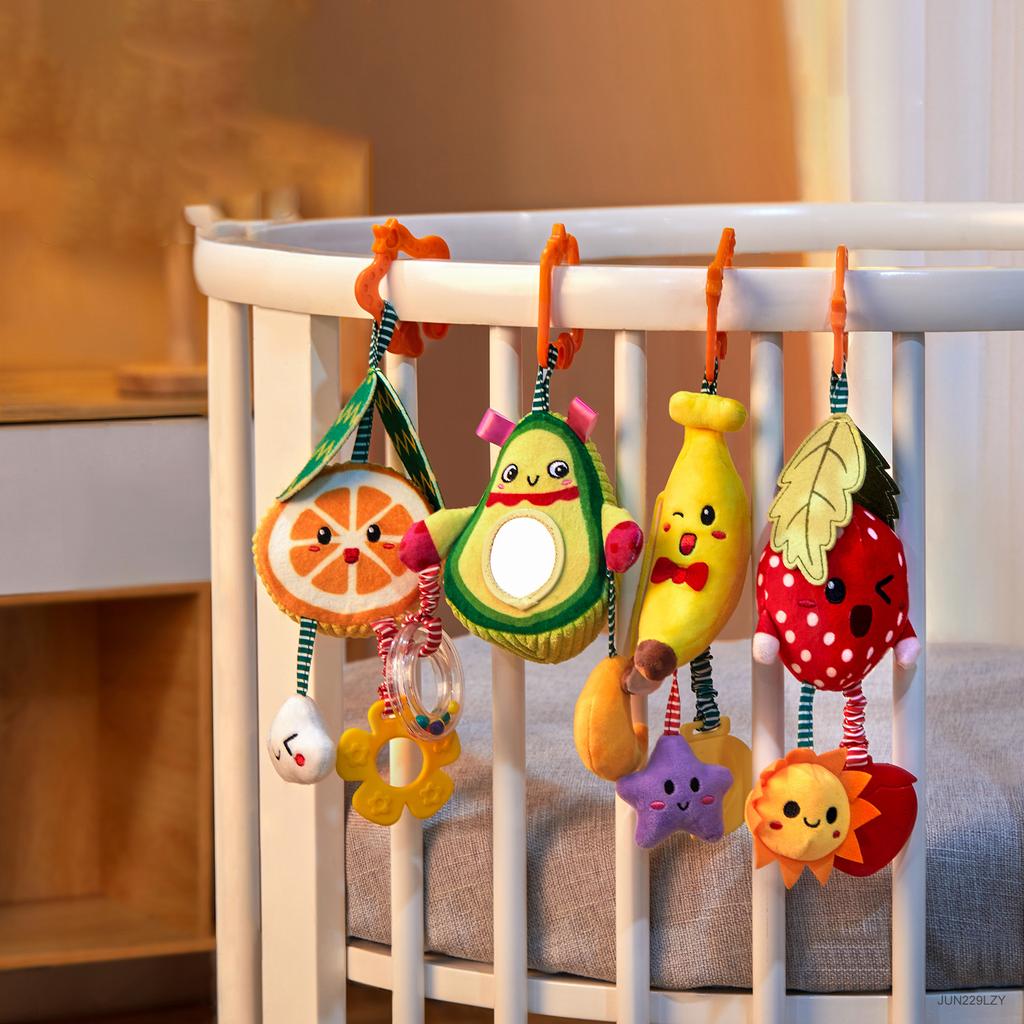 TUMAMA Babyspielzeug, Hängende Obstrasseln in den Farben Avocado, Banane, Orange und Erdbeere, Mobiles Spielzeug für den Kinderwagen, Weiche Plüschrasseln für Jungen, Weihnachtsgeschenke, 4er-Pack