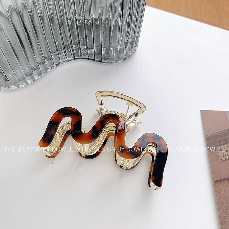 

Acetate Trendy Hair Claw Clip Featuring Letter Design Ideal For Stylish Women Tortoise8.5cm