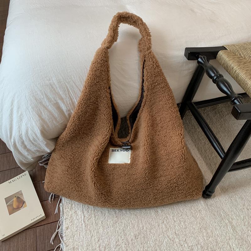 

Осень и зима новая сумка под мышку из овечьей шерсти 2025 ощущение высокого класса большая вместимость сумка-тоут модная повседневная сумка через плечо для通勤
