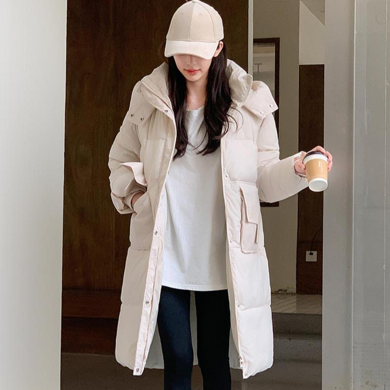 Женское свободное утепленное пальто с капюшоном и удлиненной курткой-хлебом зимой — фото 5