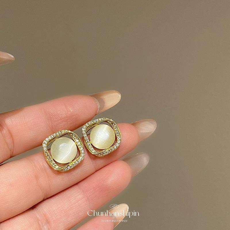 

Square opal ear clips without holes, high-end light luxury zircon stud earrings, femininity retro painless mosquito coil disc earrings.