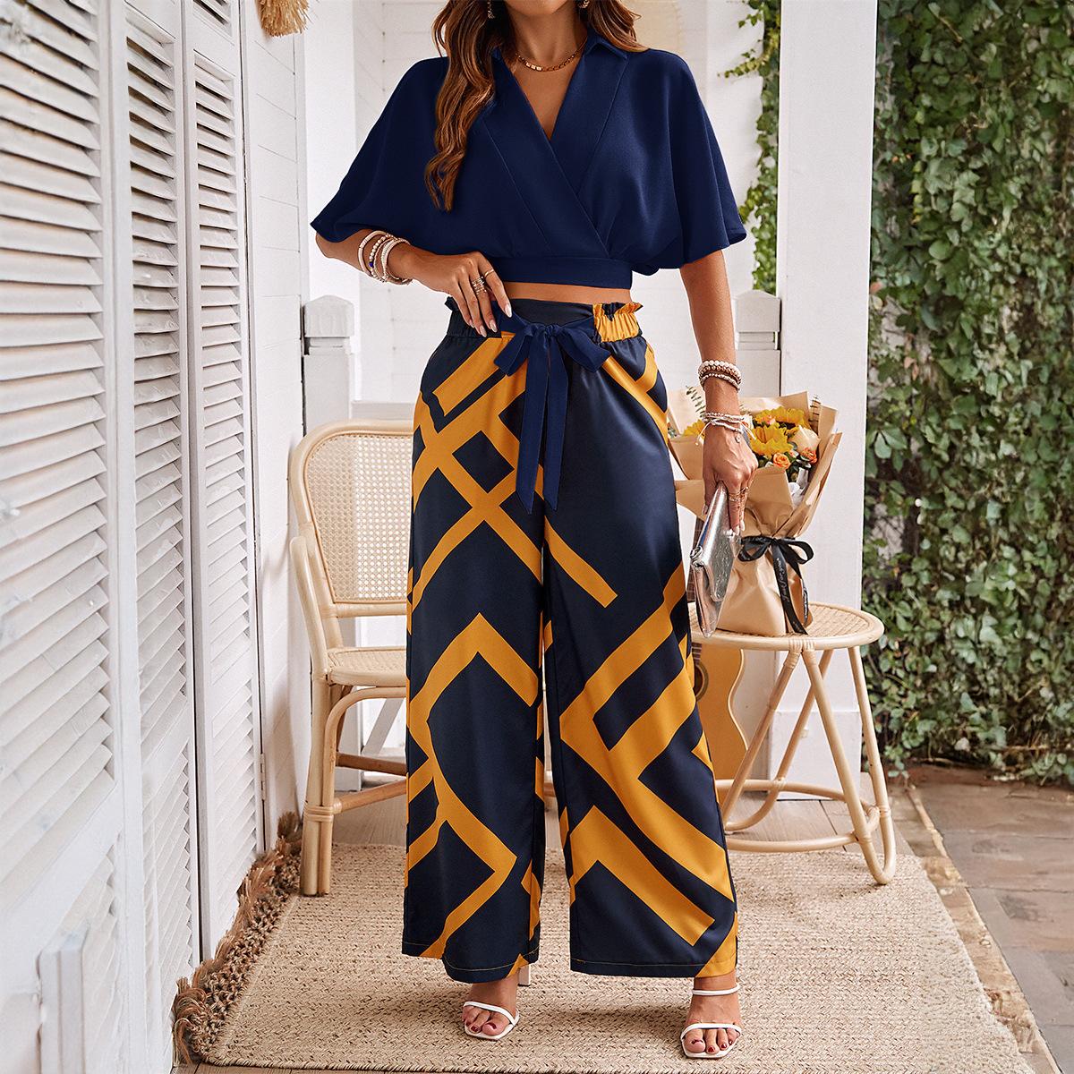 

Женский летний темпераментный костюм из двух частей с V-образным вырезом и короткими рукавами, контрастным принтом и широкими брюками L темно-синий