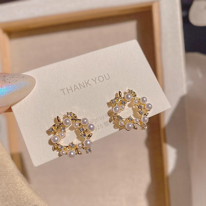 Boucles d'oreilles de luxe tendance 2024 accrocheuses pour femmes: Boucles d'oreilles à clous tendance et polyvalentes pour l'automne et l'hiver