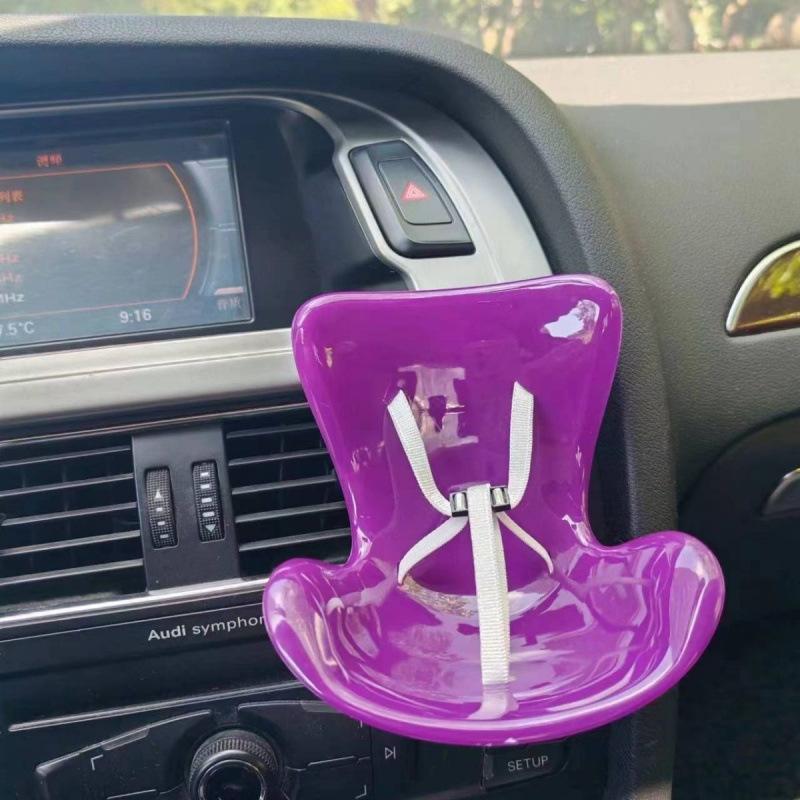 Suport Figurina Mașină Labubu - Se Prinde pe Gura de Ventilație, Se Potrivește Tuturor Păpușilor, Dublează Drăgălășenia