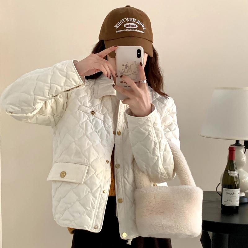 

Xiaoxiangfeng short down jacket women s winter 2025 new diamond gold buckle warm small lapel jacket tide S белый