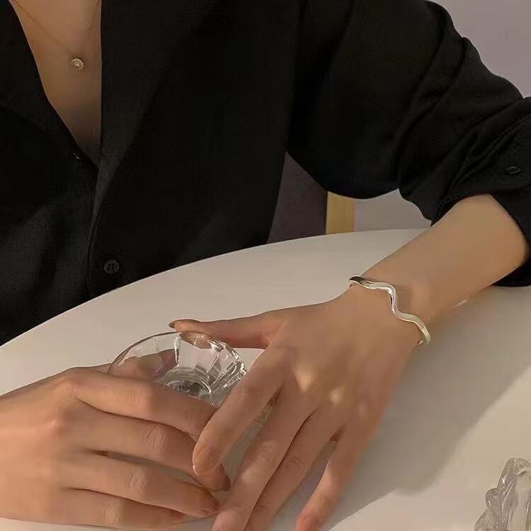 Minimalist ins irregular bracelet women's cold wind niche design advanced sense Mobius ring personalized bracelet