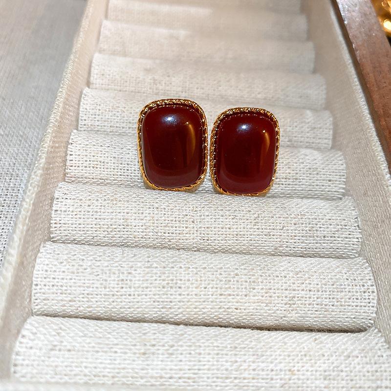 Love oval geometric earrings Maillard fashion high-end stud earrings niche temperament light luxury earrings