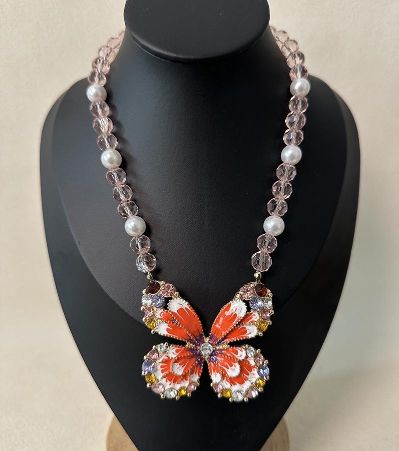 

Tooxika Diamond Dazzle Butterfly Beaded Necklace Fashion Resort Style Premium Feeling Collarbone Chain