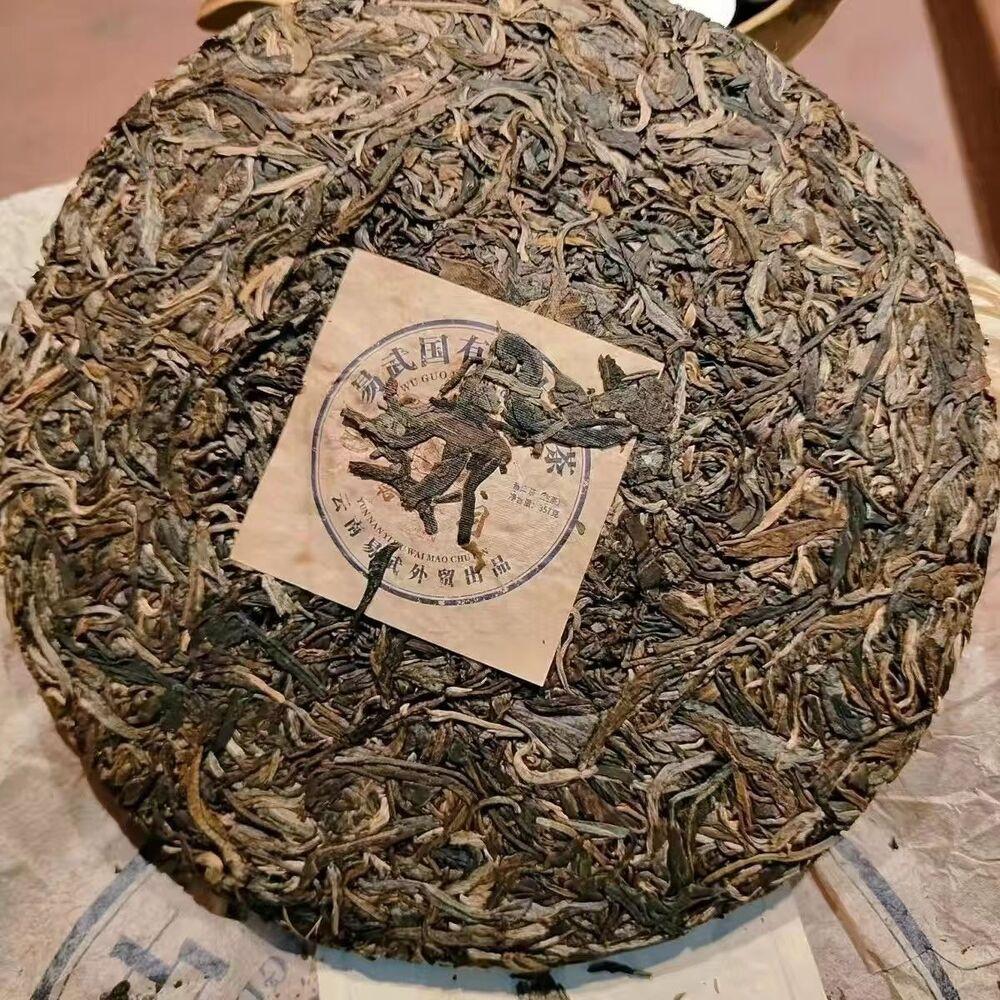 357g Yiwu Aged Pu-erh Raw Tea 2004 Old Puerh Raw Tea Cake Ancient Tree Pu'er Tea