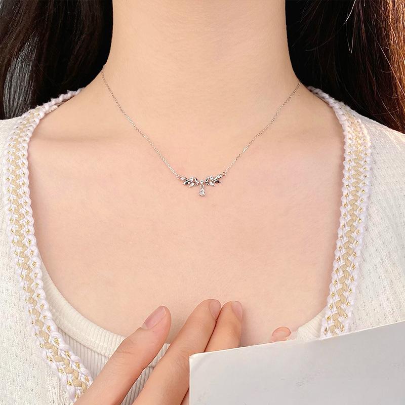 Exquisite Leaves Water Drop Necklace for Women with High-end Feeling for Girlfriend Clavicle Chain