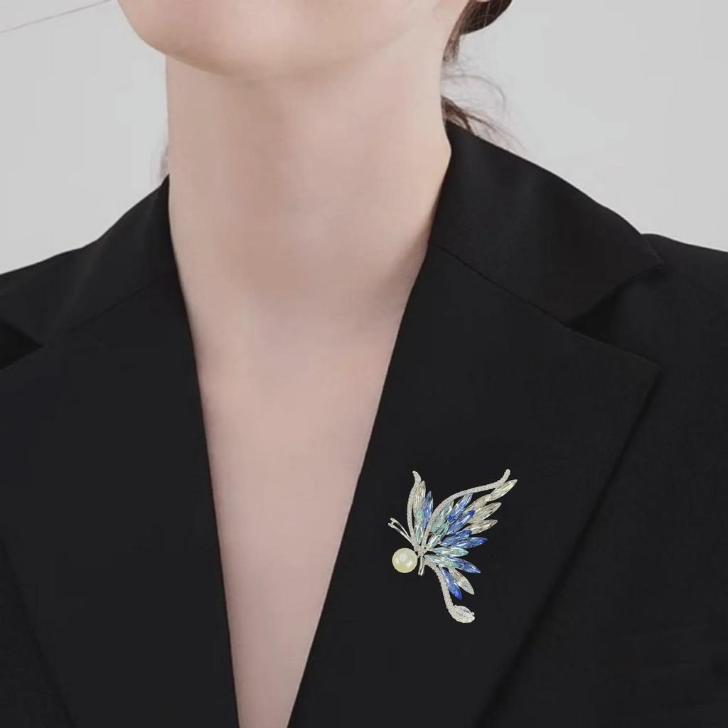 Elegant Gradient Crystal Butterfly Brooch for Women - Luxurious High-End Accessory for Suits and Coats