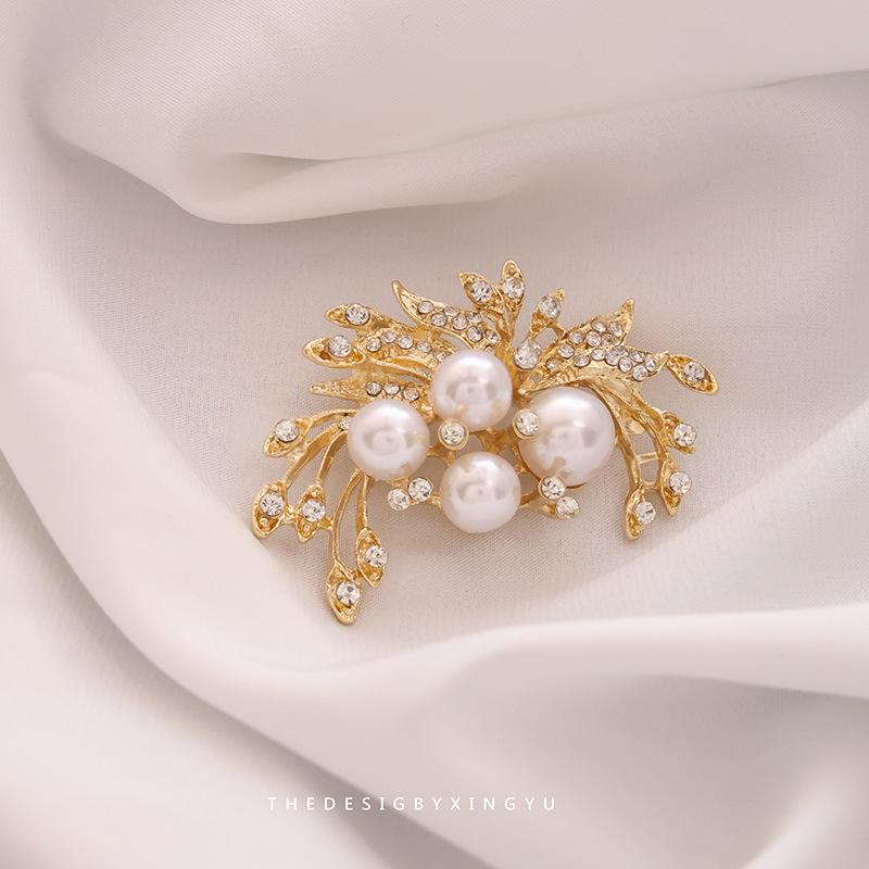 Broche Elegante de Pérola Dourada e Espiga de Trigo: Acessório Versátil e de Alta Qualidade para Mulheres