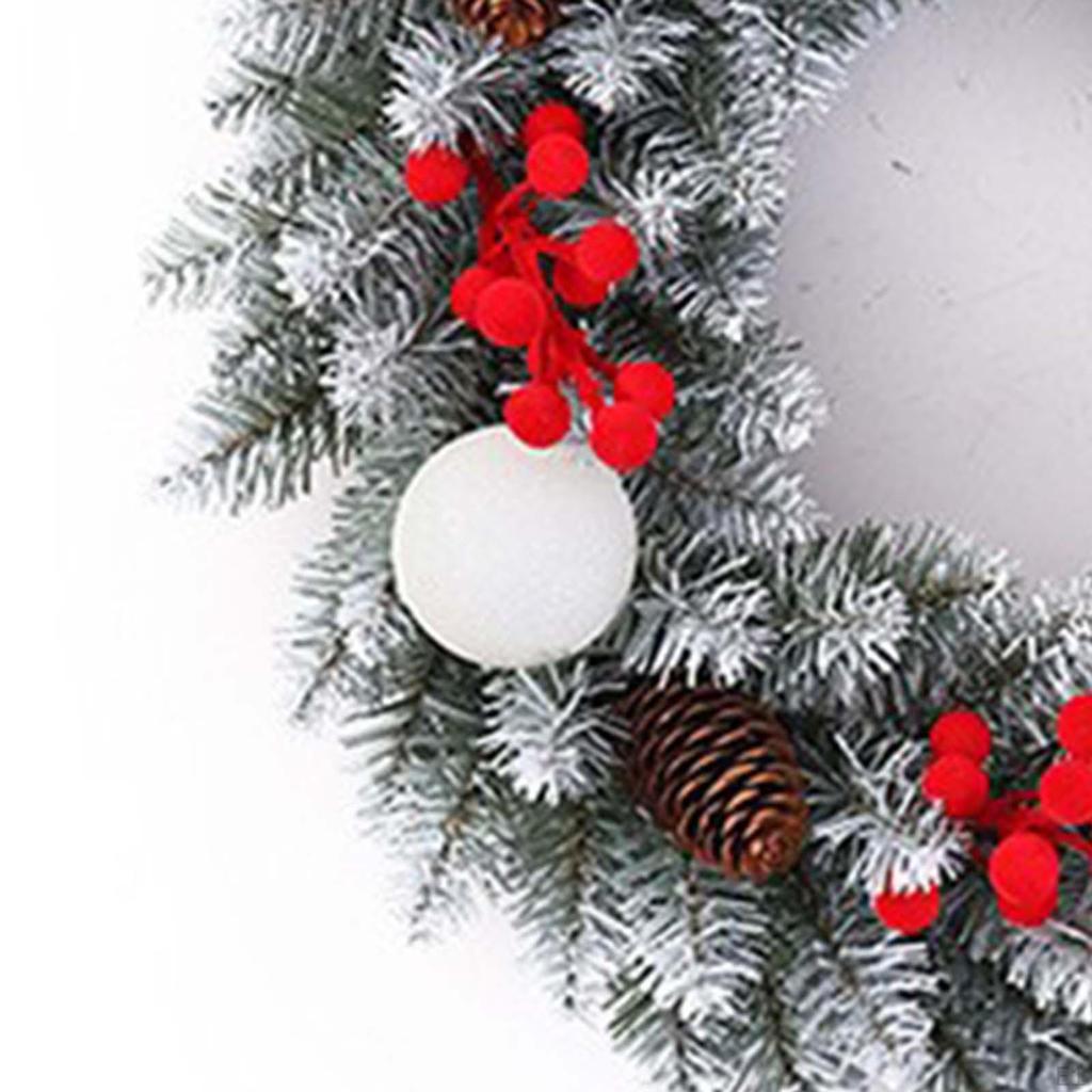 Künstlicher Weihnachtskranz mit künstlichen grünen Blättern, festliche Girlande im Landhausstil