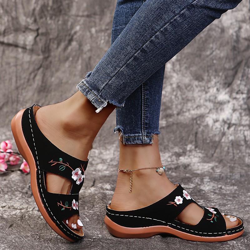 Fashion Women Slippers Comfortable Woman Anti-slip Sandals New Summer Outdoor Shoes Light Casual Wedges Slippers Slip On Slides Women