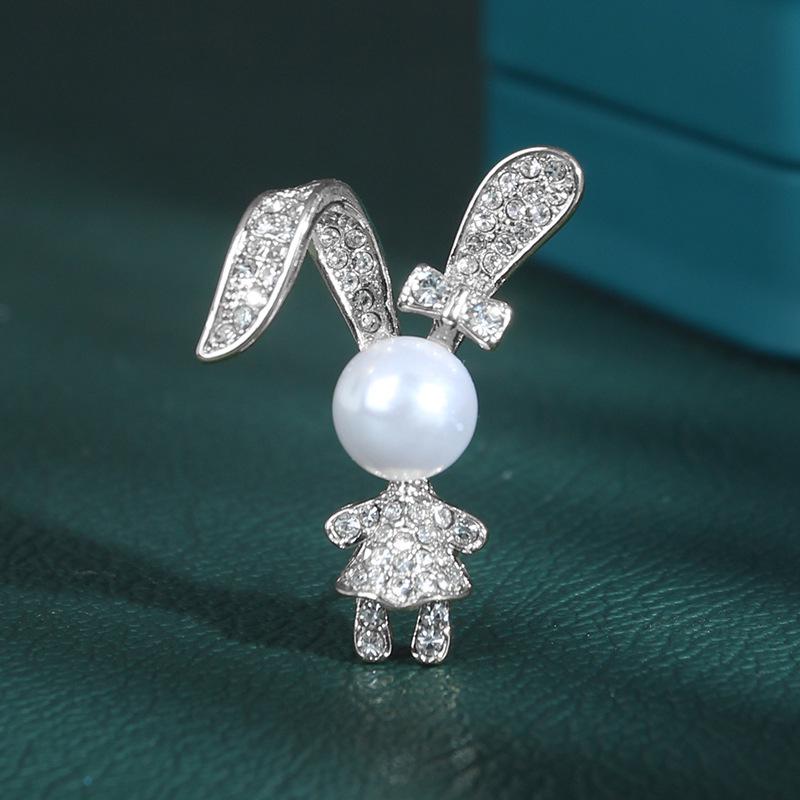 Chic Rabbit Brooch: Trendy Anti-Exposure Pin for Sweaters & Cardigans
